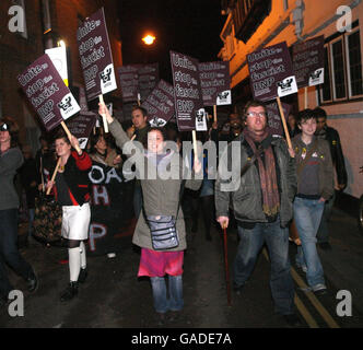 Les manifestants arrivent à la Oxford Union Defibing Society, à Oxford, où ils s'opposent à la présence du leader du BNP, Nick Griffin, et de l'historien controversé David Irving, lors d'un débat sur la liberté d'expression. Banque D'Images