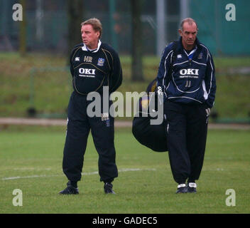 Redknapp arrêté dans une enquête de corruption.Harry Redknapp, directeur de Portsmouth, et Joe Jordan, entraîneur de première équipe lors d'une séance d'entraînement ce matin. Banque D'Images