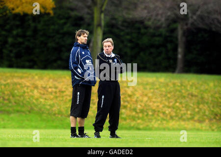 Harry Redknapp, directeur de Portsmouth, est accompagné du directeur adjoint Tony Adams lors d'une séance de formation ce matin, à Eastleigh. Banque D'Images