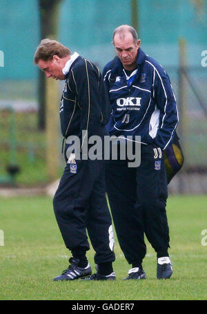 Harry Redknapp, directeur de Portsmouth (à gauche) et Joe Jordan, son numéro deux, se dirigent vers l'entraînement au terrain d'entraînement du club à Eastleigh, dans le Hampshire. Banque D'Images