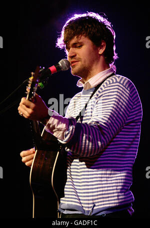 Jack Penate se présentant sur scène à l'Union Chapel d'Islington, dans le nord de Londres, dans le cadre de la semaine de concerts Little Noise, en aide à l'organisme caritatif Mencap. Banque D'Images