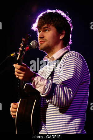 Jack Penate se présentant sur scène à l'Union Chapel d'Islington, dans le nord de Londres, dans le cadre de la semaine de concerts Little Noise, en aide à l'organisme caritatif Mencap. Banque D'Images