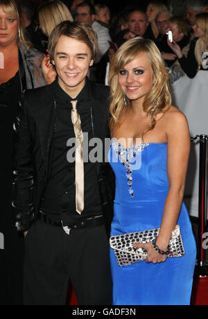 Jack P Shepherd, acteur de la rue couronnement, et sa co-star Tina O'Brien arrivent aux National Television Awards 2007, Royal Albert Hall, Londres. Banque D'Images