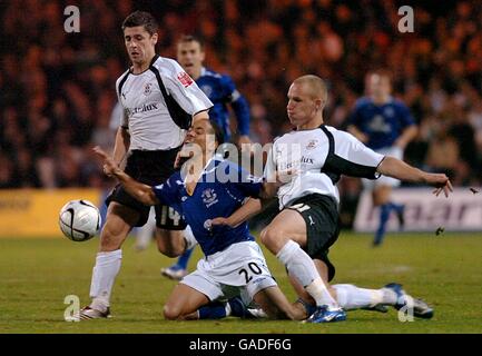 Steven Pienaar (au centre) d'Everton va au sol sous le défi de Jaroslaw Fojut (à droite) de Luton Town. Banque D'Images