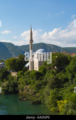 Mostar, Bosnie-Herzégovine, République serbe. Koski Mehmed-Pasha mosquée à côté de la rivière Neretva. Banque D'Images