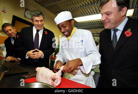 Le Premier ministre Gordon Brown, Ed Balls, secrétaire d'État à l'enfance, à l'école et à la famille (à droite), et John Denham, secrétaire d'État à l'innovation, aux universités et aux compétences (à l'extrême gauche), regardent l'élève Anton Richards désobissant un poulet au Westminster Kingsway College, dans le centre de Londres, avant des annonces sur l'éducation. Banque D'Images