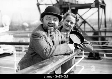 Aux États-Unis et au Canada en tant qu'ambassadeur extraordinaire de la Grande-Bretagne en matière de cuisine, Philip Harben et son épouse sont à bord de la Cunard Liner Queen Elizabeth à Southampton. Banque D'Images