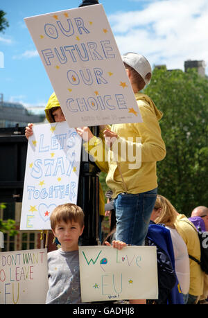 London, UK , 2 juillet 2016 : deux plaques à la place du Parlement comme la marche pour l'Europe les manifestants Banque D'Images