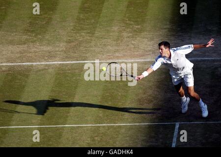 Tennis - Wimbledon 2002 - deuxième tour. Tim Henman en action contre Scott Draper Banque D'Images