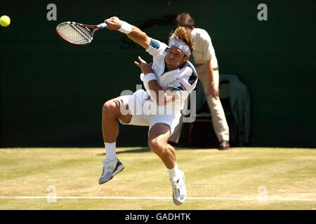 Tennis, Wimbledon 2002, second Round. George Bastl en action contre Pete Sampras Banque D'Images