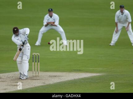 Mark Ramprakash de Surrey repousse le ballon pour quatre courses Banque D'Images