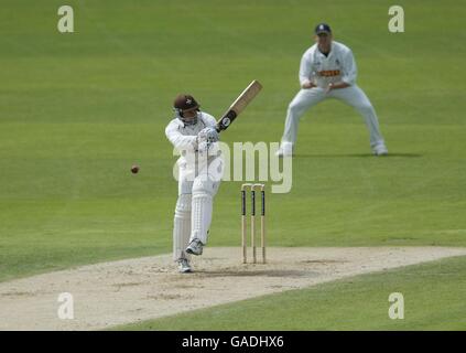 Adam Hollioake de Surrey fait un pas de balle pour quatre courses Banque D'Images