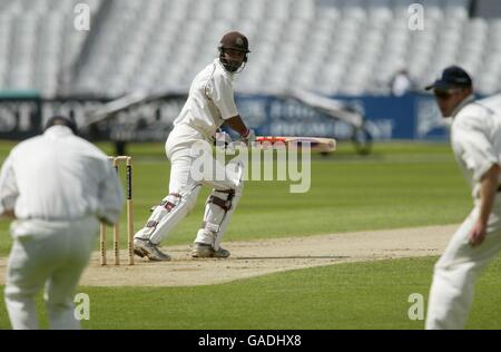 Le Nadeem Shahid de Surrey en fait un à glisser et à attraper Dominic Ostler de Warwickshire (à gauche) Banque D'Images