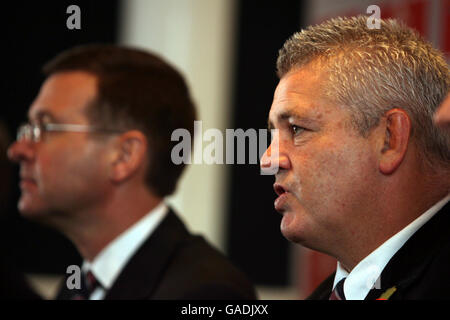 Roger Lewis, Directeur général du WRU (à gauche) dévoile Warren Gatland comme nouvel entraîneur de rugby gallois lors d'une conférence de presse au Millennium Stadium, Cardiff. Banque D'Images