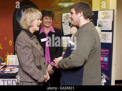 Camilla, la duchesse de Cornwall rencontre l'ancien élève Lloyd Davies,19 qui est maintenant à l'université pendant sa visite Barnardo's High Close School à Wokingham, Berkshire dans son nouveau rôle de présidente de la charité. Banque D'Images