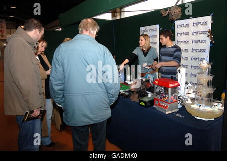 Courses hippiques - Gentleman's Day - Sandown.Le stand IWantOneOfThose.com, qui fait partie de la journée des messieurs à l'hippodrome de Sandown. Banque D'Images