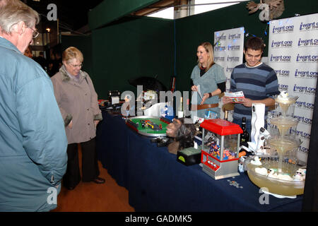 Courses hippiques - Gentleman's Day - Sandown.Le stand IWantOneOfThose.com, qui fait partie de la journée des messieurs à l'hippodrome de Sandown. Banque D'Images