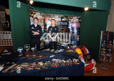 Courses hippiques - Gentleman's Day - Sandown.Le stand de Daytona Karting, qui fait partie de la journée des messieurs à l'hippodrome de Sandown. Banque D'Images