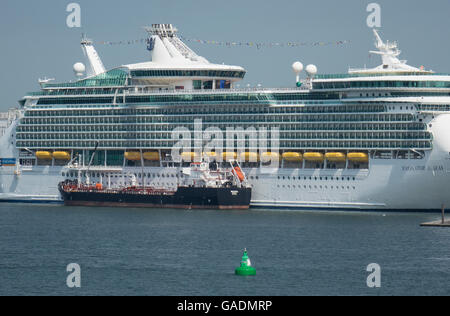L'Angleterre, dans le Hampshire, Southampton docks, le soutage cruise ship Banque D'Images