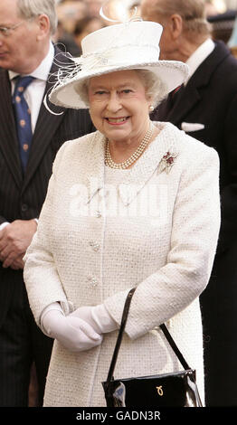 La reine Elizabeth II de Grande-Bretagne dévoile un « panneau panoramique Jubilee Walkway » sur la place du Parlement de Londres, qui représente l'abbaye de Westminster et une partie du texte fera référence à l'anniversaire du mariage du diamant de la reine qu'elle a célébré aujourd'hui avec le duc d'Édimbourg. Banque D'Images