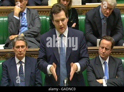 Le chancelier de l'ombre George Osborne répond à la déclaration du chancelier de l'Échiquier Alistair Darling à la Chambre des communes sur l'avenir de la banque Northern Rock. Banque D'Images