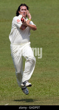 Le Ryan Sidebottom d'Angleterre se lance dans le bol pendant le match de la Tour au Colombo Cricket Club, Colombo, Sri Lanka. Banque D'Images