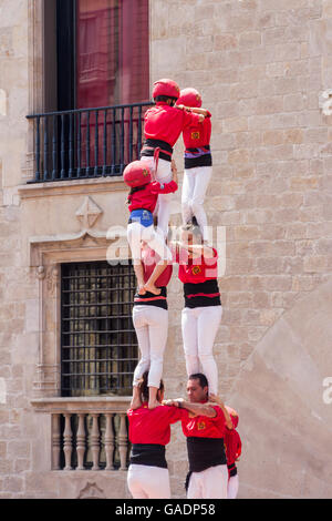 Barcelone, Espagne - 26 juin 2016 : Castellers groupe de gens que construire des châteaux humains Le 26 juin 2016 à Barcelone. Banque D'Images