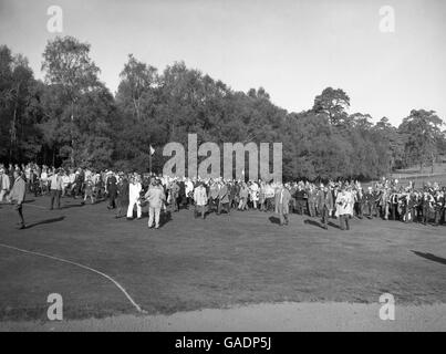 Arnold Palmer aux États-Unis et Gary Player en Afrique du Sud marchent vers le vert avec une immense galerie derrière eux Banque D'Images