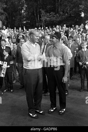 Jack Nicklaus des États-Unis serre la main avec le gagnant de la Tournoi Gary Player en Afrique du Sud (à droite) Banque D'Images