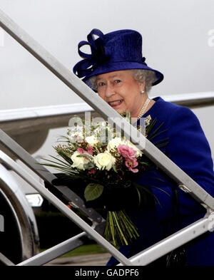 Image - La reine Elizabeth II visite à Malte Banque D'Images