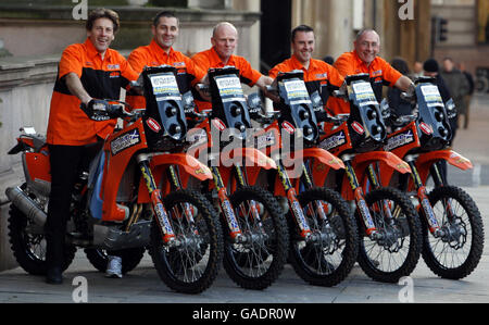 Des coureurs écossais prenant part au Dakar Rally (de gauche à droite) Neil Buchan, Ewan Buchan, John Whiteford, Iain Shankie et Calum McKenzie lors d'une séance photo sur la place George de Glasgow. Banque D'Images