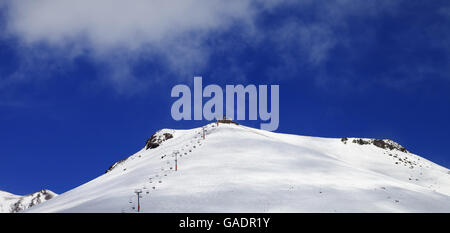 Vue panoramique sur les pentes de ski et le téléphérique à sun 24. Montagnes du Caucase, la Géorgie, la région Gudauri. Banque D'Images