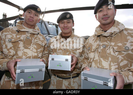 Les membres du 9 Supply Regiment, Royal Logistics Corp aident à charger un hélicoptère avec des boîtes de noël de « bas carré » pour distribution parmi le personnel de service dans le monde entier à la caserne de Regents Park, Albany Street à Londres. Banque D'Images