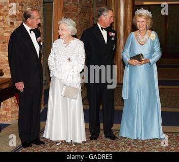 HM la Reine (au centre à gauche), HRH le duc d'Édimbourg (à gauche), HRH le prince de Galles (au centre à droite) et Camilla HRH la duchesse de Cornouailles (à droite) le banquet Queens pour les chefs de gouvernement du Commonwealth à Kampala, en Ouganda. Banque D'Images