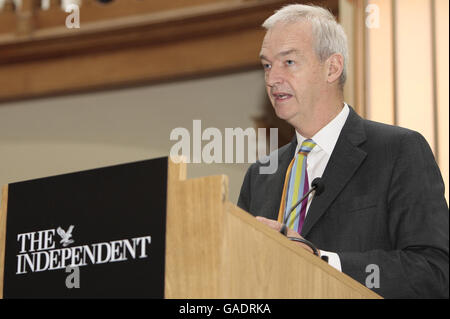 Le présentateur de télévision, journaliste et président des patrons de Longford Trust, Jon Snow, s'exprime à la conférence de Longford de 2007 à l'Assemblée de la Maison de l'Église, à Westminster, à Londres. Banque D'Images