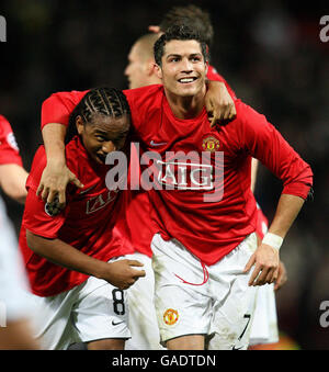 Cristiano Ronaldo de Manchester United célèbre son but avec Anderson (à gauche) lors du match de la Ligue des champions de l'UEFA à Old Trafford, Manchester. Banque D'Images