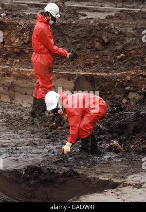 Archéologues sur le site des Jeux Olympiques.Ce matin, deux archéologues travaillent dans la boue, sur le site de construction olympique de Stratford-est de Londres. Banque D'Images