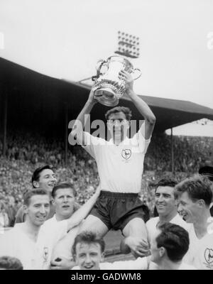 Danny Blanchflower, capitaine de Tottenham Hotspur, est président de la FA Cup, sous la présidence de ses coéquipiers (l-r) Cliff Jones, Bill Brown, Peter Baker, Terry Dyson, les Allen, Bobby Smith et John White Banque D'Images