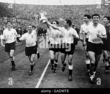 (G-D) l'équipe triomphante de Tottenham Hotspur a défilé la coupe FA autour de Wembley : Ron Henry, Cliff Jones, Dave Mackay, Jimmy Greaves, Maurice Norman, Bobby Smith, Bill Brown Banque D'Images