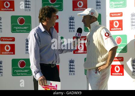 Cricket - Angleterre / Inde - deuxième npower Test - dernier jour.Le capitaine d'Angleterre Nasser Hussain s'entretient avec le commentateur de Channel four Dermot Reeve Banque D'Images