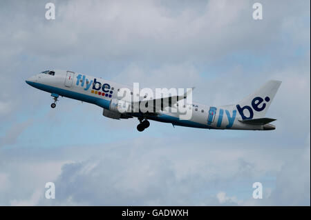 Un Flybe Embraer 175 décolle de l'Aéroport International de Manchester (usage éditorial uniquement) Banque D'Images