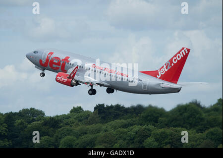 Jet2 un Boeing 737 décolle de l'Aéroport International de Manchester (usage éditorial uniquement) Banque D'Images