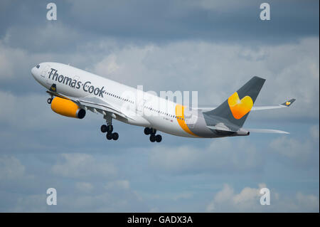 Thomas Cook un Airbus A330 décolle de l'Aéroport International de Manchester (usage éditorial uniquement) Banque D'Images