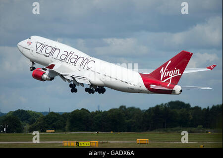Un Boeing 747 de Virgin Atlantic Jumbo jet décolle de l'Aéroport International de Manchester (usage éditorial uniquement) Banque D'Images