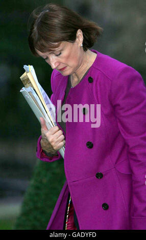 La ministre des Jeux Olympiques, Tessa Jowell, arrive pour une réunion du cabinet à Downing Street, à Londres. Banque D'Images