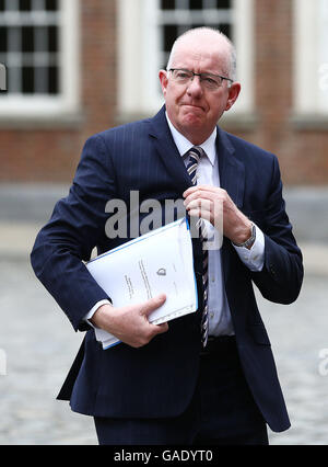 Ministre des affaires étrangères et du Commerce Charlie Flanagan arrive pour la réunion ministérielle nord sud au château de Dublin à Dublin, Irlande. Banque D'Images