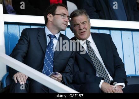 Martin O'Neill, le Manager de Celtic, est assis sur le stand avec son assistant John Robertson comme ils regardent le jeu contre Portsmouth Banque D'Images