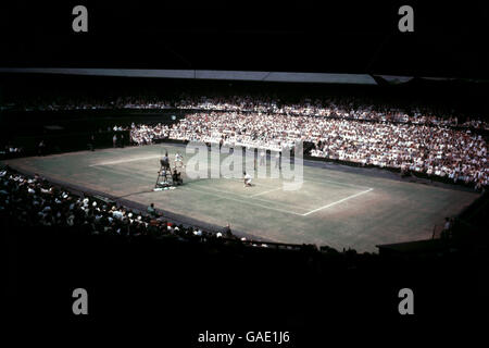 Vue générale du jeu sur le court du centre pendant les championnats de tennis de Wimbledon. Banque D'Images