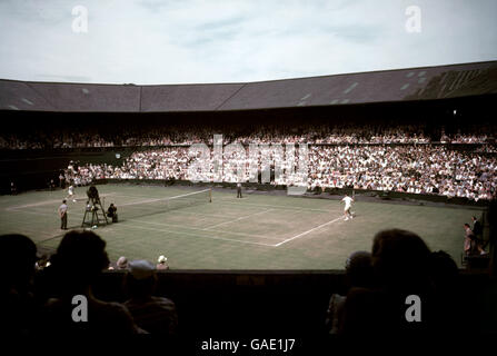 Tennis - Championnat de Wimbledon.Vue générale du jeu sur le court du centre pendant les championnats de tennis de Wimbledon. Banque D'Images