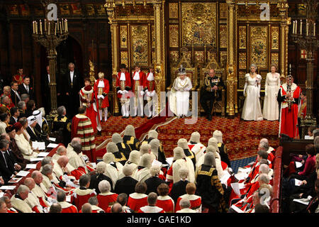 La reine Elizabth II est assise aux côtés du duc d'Édimbourg lors de l'ouverture d'État du Parlement à Londres. Banque D'Images